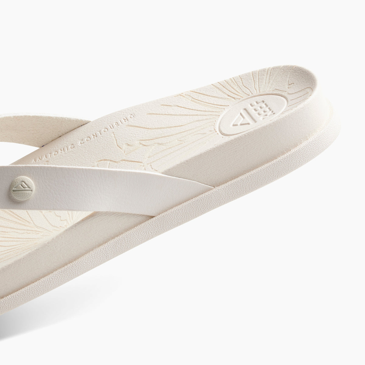 Cushion Porto Cruz - Whisper White - Down the Line 2 View